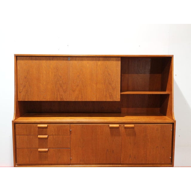 Elevate your living space with this beautiful tall buffet credenza by renowned British furniture maker Austinsuite,...