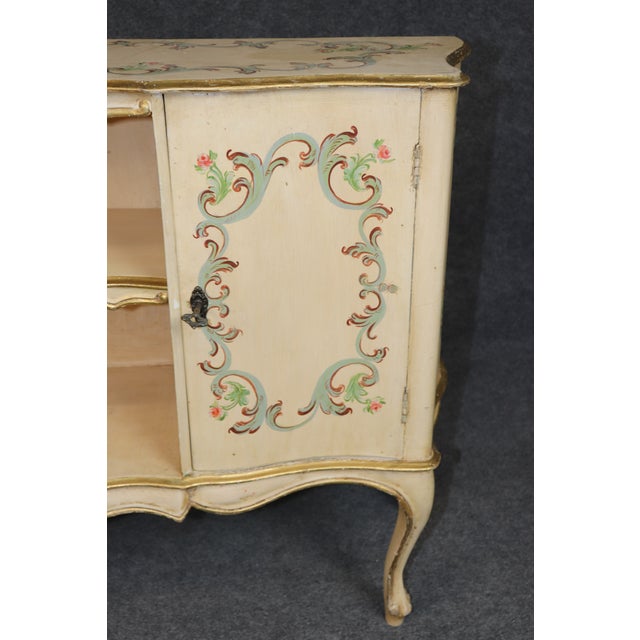 Vintage Italian Venetian Style Creme Painted & Gilt Cabinet C. 1950s For Sale - Image 12 of 15