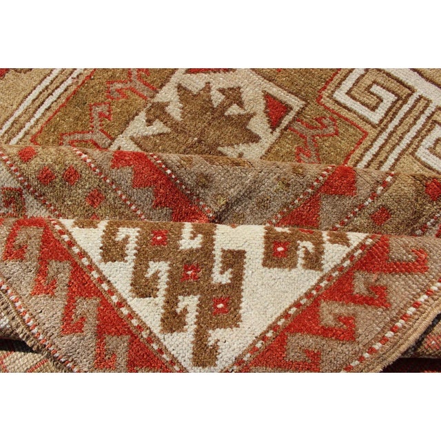 Geometric Design Vintage Hand Knotted Turkish Oushak Rug in Mid-Century Modern Soft Red and Green For Sale - Image 12 of 13