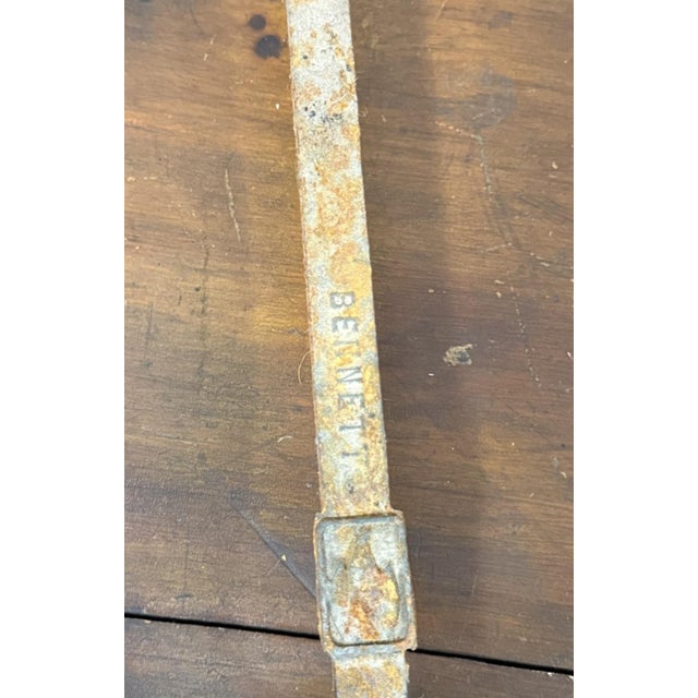 Bennett Co. Exceptional Donald Deskey “Arrow Fletching” Brass Andirons for Bennett — Rare Mid-Century Modern Design, Circa 1950 For Sale - Image 4 of 5
