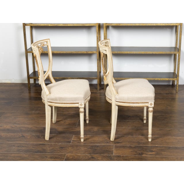 Pair of English 1900s Neoclassical Style Painted and Gilt Chairs with Feathers For Sale - Image 9 of 11