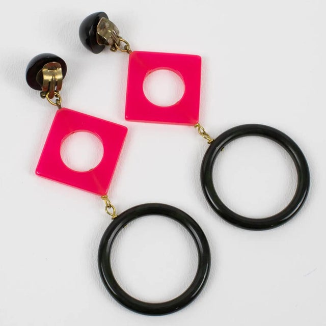 1960s Black and Pink Bakelite Extra-Long Dangle Clip Earrings For Sale - Image 5 of 7