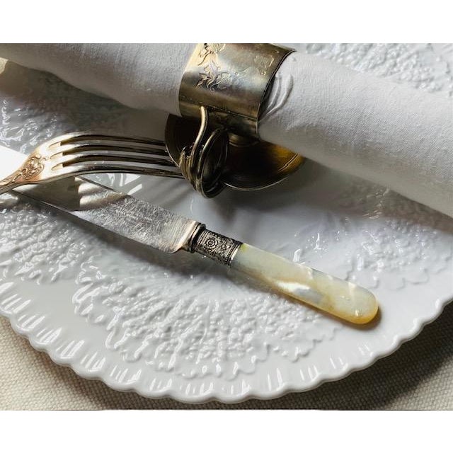 Six Mother-of-Pearl & Silver Dinner Knives — Landers, Frary & Clark Aetna Works — American Edwardian Table, C. 1900–1915 For Sale - Image 6 of 17