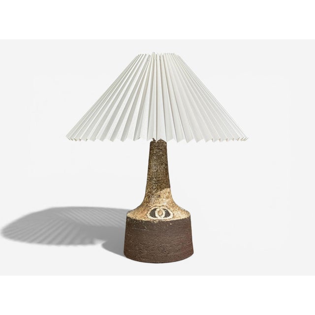 Fridtjof Sejersen, Sejer Keramik, Danish Mid-Century Modern, Table Lamp, Brown Ceramic, Denmark, 1960s A brown brutalist...