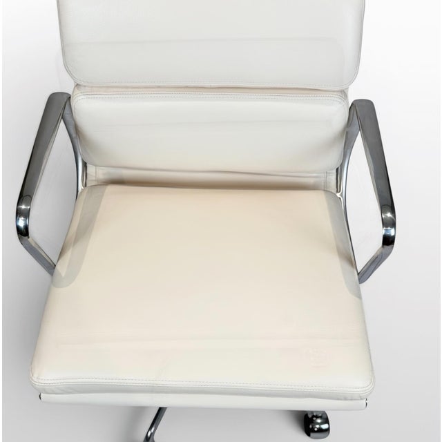 Ivory Eames Aluminum Group Soft Pad Management Chair by Herman Miller – Ivory Leather For Sale - Image 8 of 11
