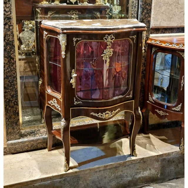 French French Louis XV Display Cabinet – Marble Top Vitrine With Gold Leaf Details & Burgundy Velvet Interior For Sale - Image 3 of 3