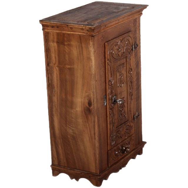 Age and origin: The closet is probably from the 18th century and the origin is probably Western Switzerland Dimensions:...