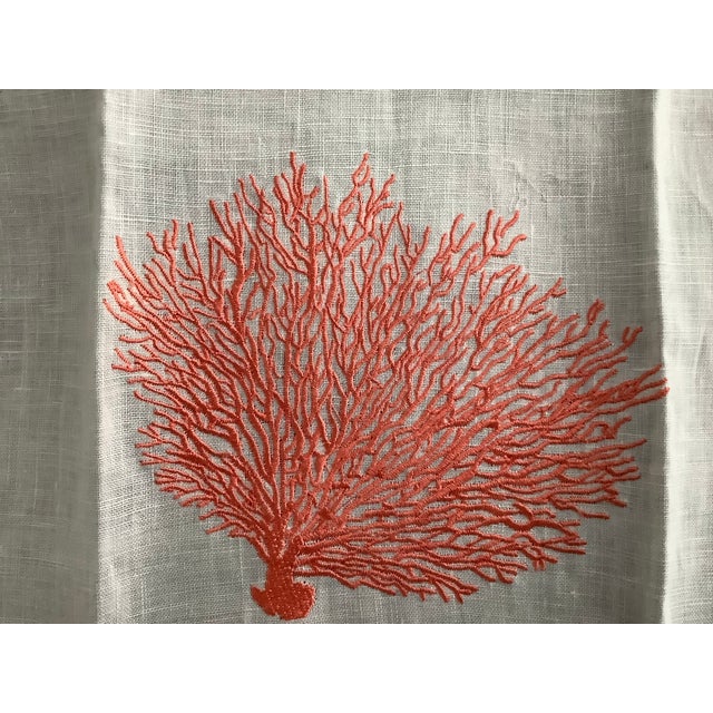 This 2-piece set of white linen guest towels features embroidered coral motifs, adding a touch of elegance to your...