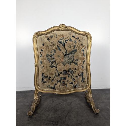 Louis XV Style Fireplace Screen in Giltwood and Dotted Tapestry, in Very Good conditions.