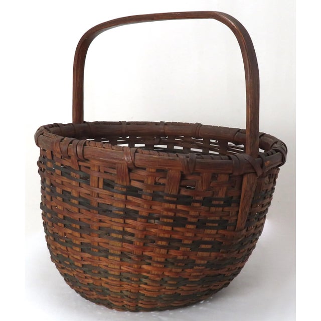 American Antique 1800s American Polychrome Decorated Hand Woven Ash Splint Hoop Handle Basket For Sale - Image 3 of 13