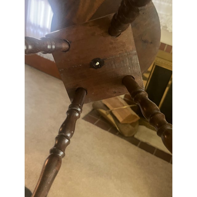Vintage Mid-Century Colonial Revival Turned Wood Pedestal Accent Table For Sale - Image 4 of 6