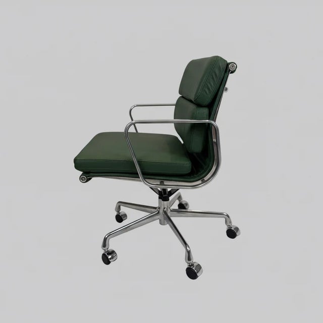 Mid-Century Modern Herman Miller Eames Aluminum Group Soft Pad Management Chair – Green Leather For Sale - Image 3 of 9