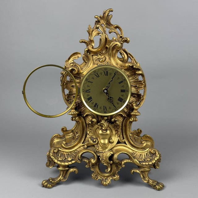 We offer for sale an important table or mantel clock, a highly valuable decorative object dating back to the 20th century....