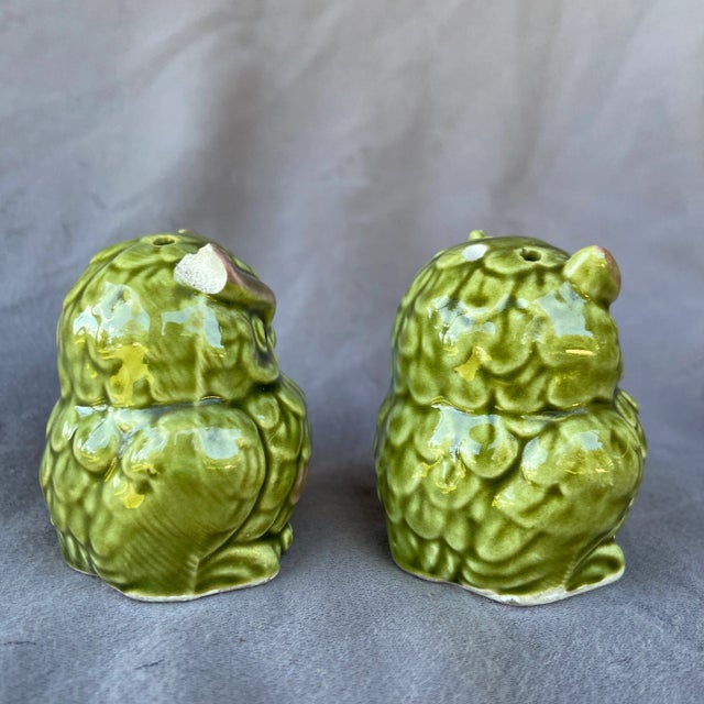 Ceramic Vintage Hollywood Regency Pink & Green Salt & Pepper Shakers- a Pair For Sale - Image 7 of 11
