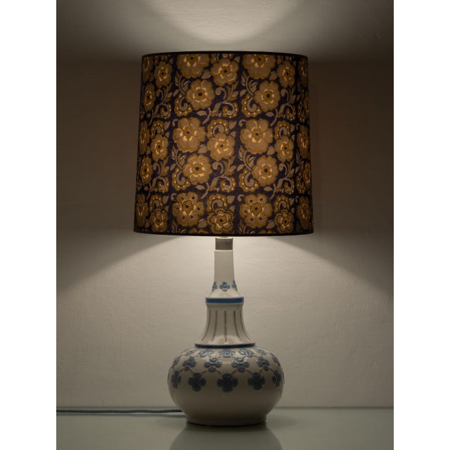 Blue and White Porcelain Floral Table Lamp from Lladró with Embroidered Sari Silk Lampshade, 1970s For Sale - Image 6 of 11