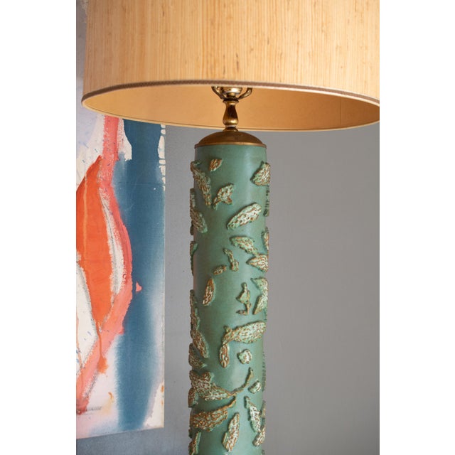 Mid-Century Modern Large Mid-Century Modern Jade Table Lamp With Grass Cloth Shade For Sale - Image 3 of 8
