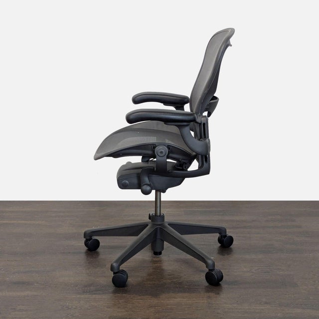 Modern Herman Miller Aeron Ergonomic Mesh Office Chair - Adjustable Armrests For Sale - Image 3 of 7
