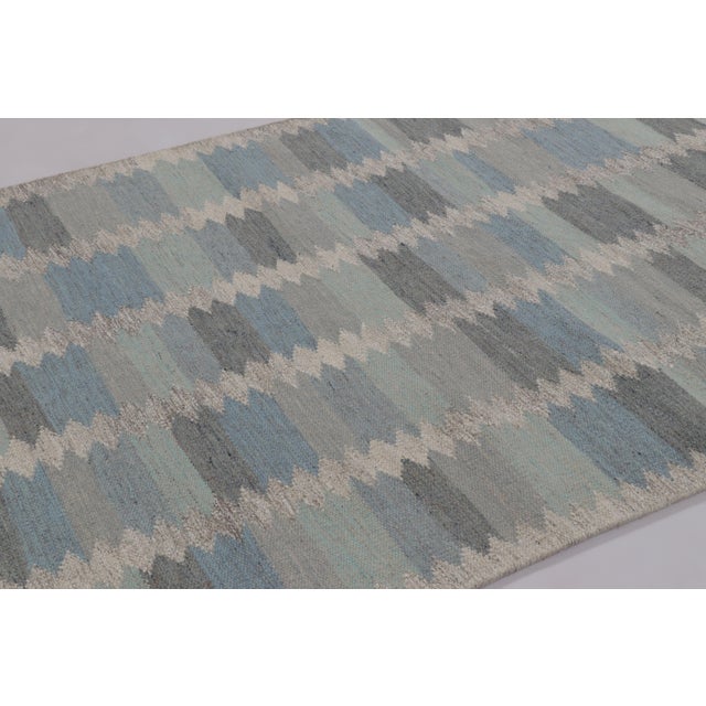 Handwoven in a blend of premium New Zealand wool and undyed natural yarns, this 6x9 flatweave is a premier selection from...