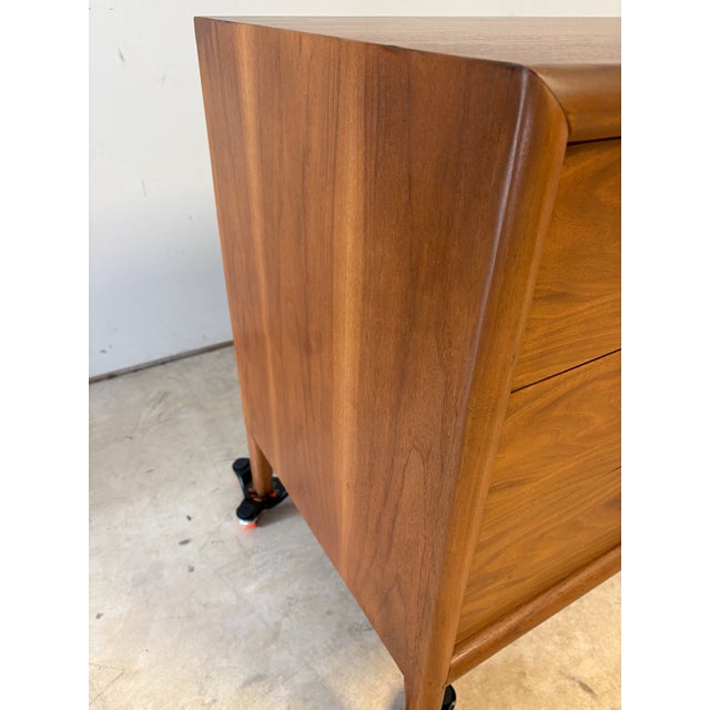 1960s Freshly Refinished Widdicomb Mid-Century Modern 6-Drawer Walnut Dresser – MCM Beauty! For Sale - Image 11 of 18