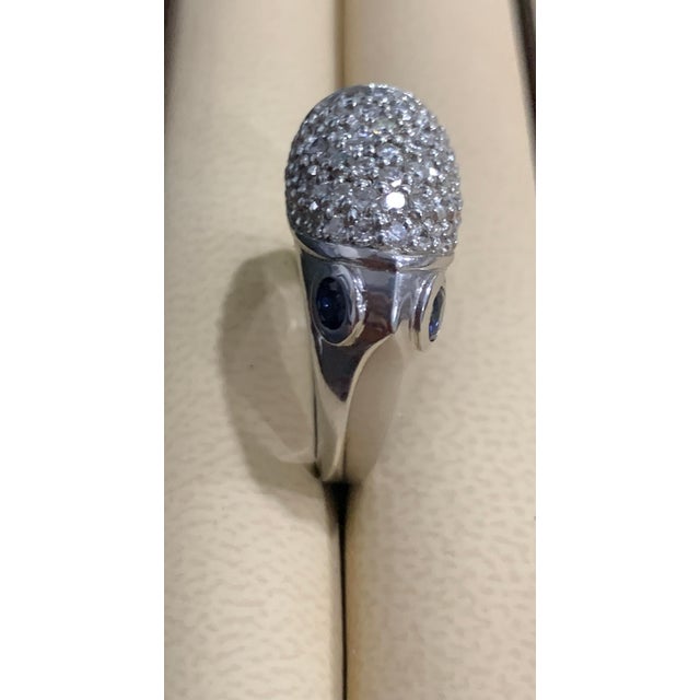 Modern 1.25 Carat Diamond Animal Cocktail Ring With Sapphire Eyes in 14 Karat Gold For Sale - Image 3 of 8