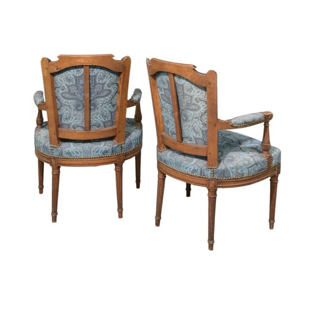 French Mid 20th Century Pair of French Louis XVI–Style Walnut Fauteuil Armchairs For Sale - Image 3 of 5