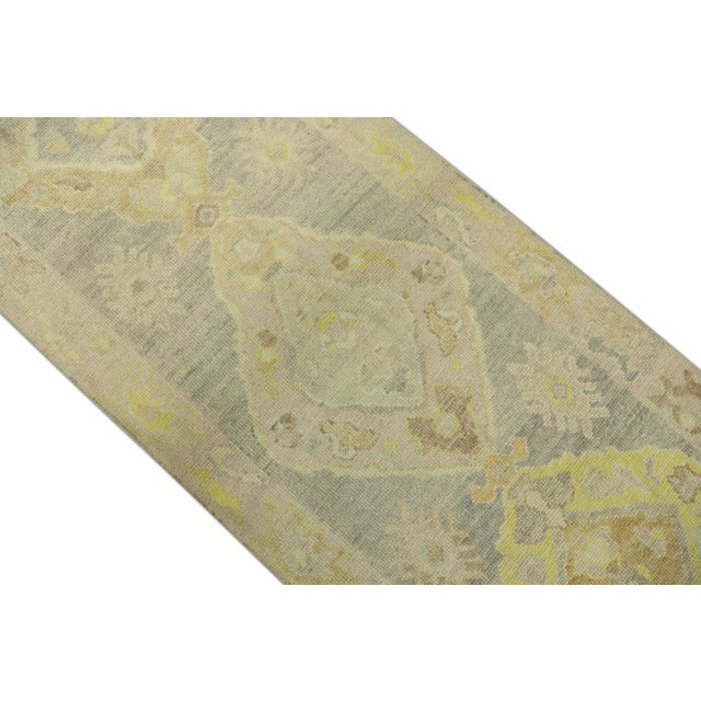 This modern Turkish Oushak rug is a stunning piece of art that has been handwoven using traditional techniques by skilled...