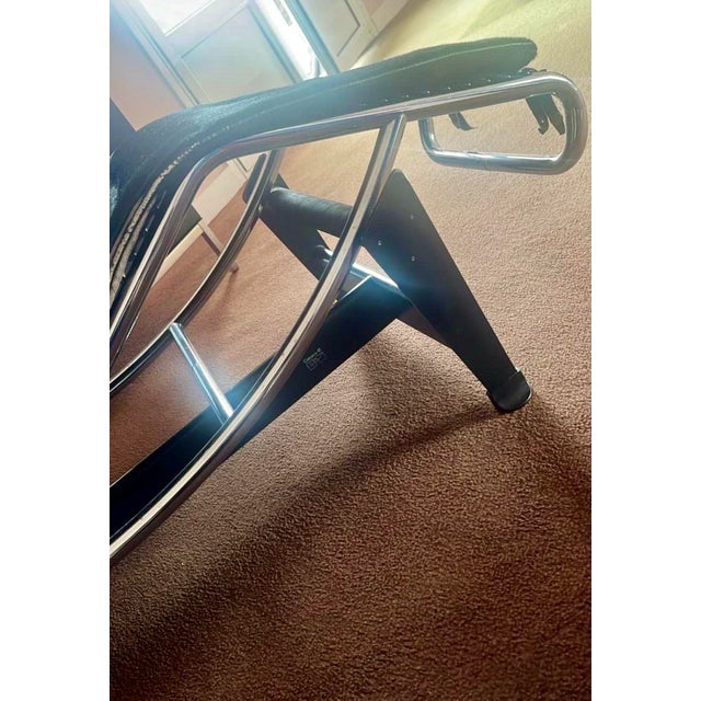 1980s Cowhide LC4 Chaise Lounge by Le Corbusier for Cassina, 1988 For Sale - Image 5 of 8