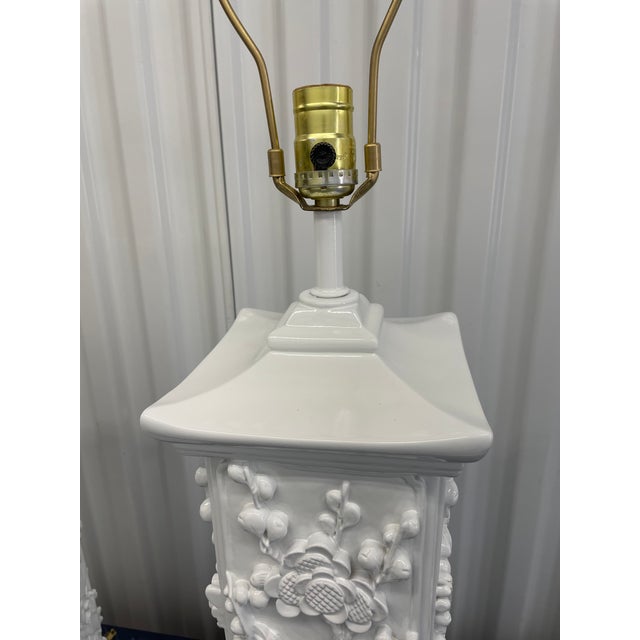 1970s High-Gloss White Lacquer Chinoiserie Relief Table Lamps – 33” - a Pair For Sale In Miami - Image 6 of 9