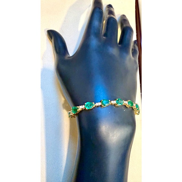 2020s 12 Carat Natural Zambian Emerald & Diamond Tennis Bracelet 14 Karat Yellow Gold For Sale - Image 5 of 8