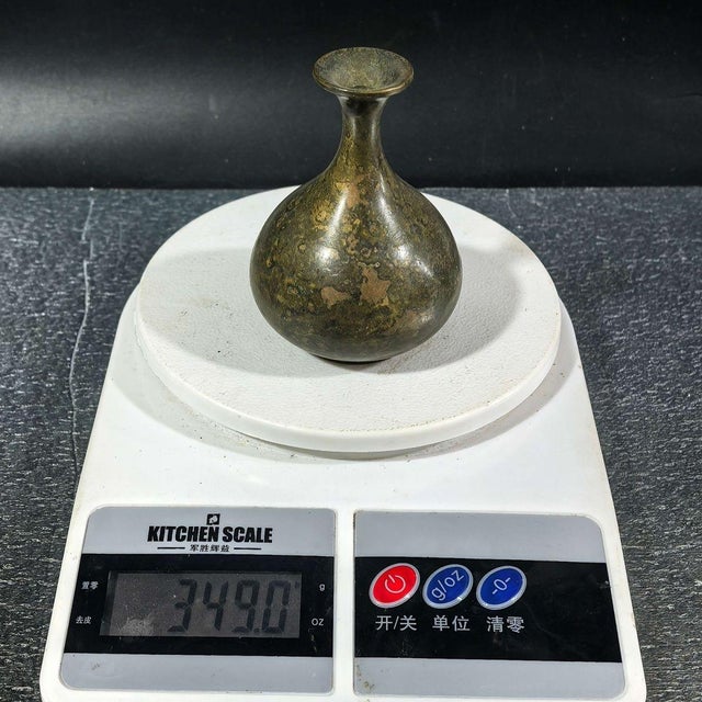 This charming vintage vase features a classic teardrop or pear-shaped silhouette with a slender neck and a gracefully...