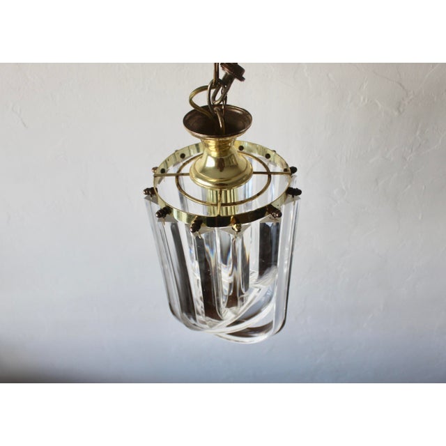 Transparent 1980s Carlo Nason Style Brass Gold Lucite Ribbon Loop Curved Clear Lucite Triedri Prism Chandelier Vintage Hollywood Regency For Sale - Image 8 of 13