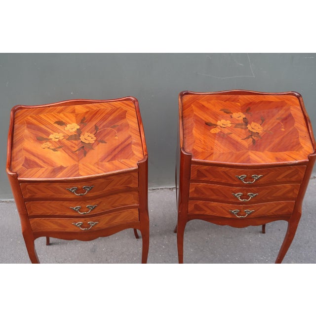 1960s Pair of French Louis XV Style Rosewood Side Tables Nightstands For Sale - Image 4 of 17