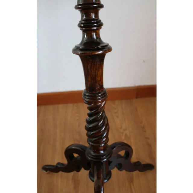 Gueridon round inlaid wood Victorian period 1837/1901. Round top in walnut veneer inlaid in pewter, with a central motif...