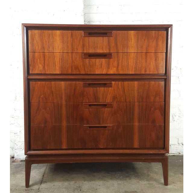 1960s Elegant Restored Original Mid Century Modern Walnut Tall Dresser Highboy United Furniture, Attributed For Sale - Image 11 of 12