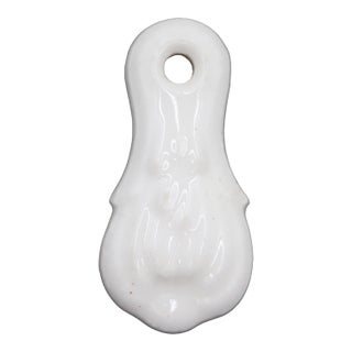 Antique White Ceramic Acanthus Leaf Keyhole Draft Cover For Sale