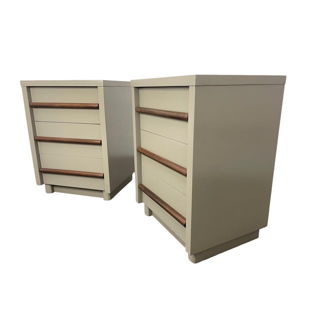 American of Martinsville Pair of Restored American of Martinsville Chestnut Gray Lacquer Nightstands With Walnut Pulls, 1970s For Sale - Image 4 of 13