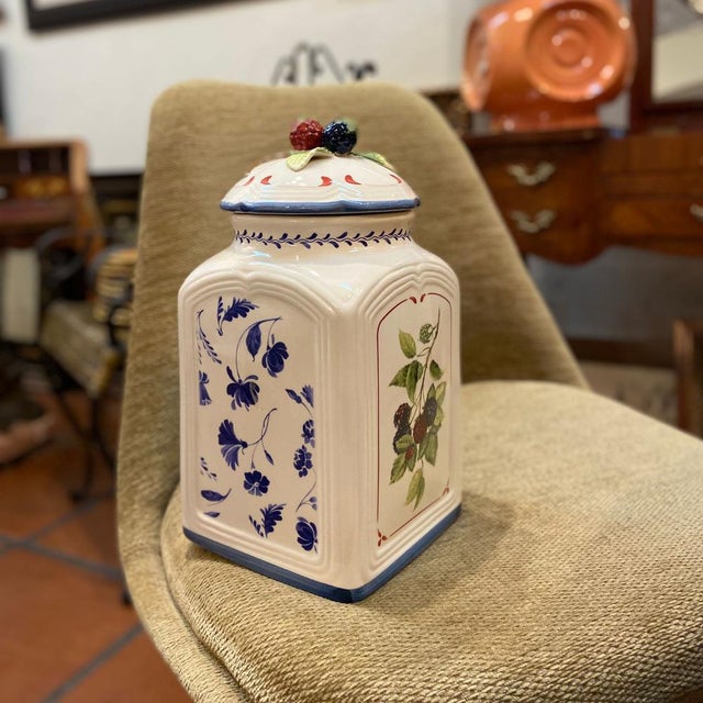 Hermetic jar “Cottage Charm” Country collection, Villeroy & Boch – Germany Delicate jar made of porcelain by the...
