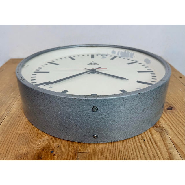 Industrial Grey Factory Wall Clock from Pragotron, 1960s For Sale - Image 14 of 18