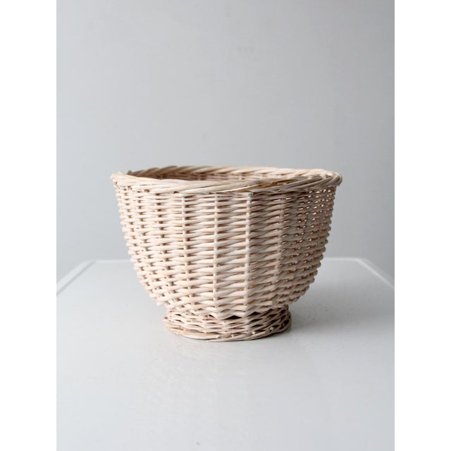 Farmhouse Vintage Cream Wicker Basket For Sale - Image 3 of 12