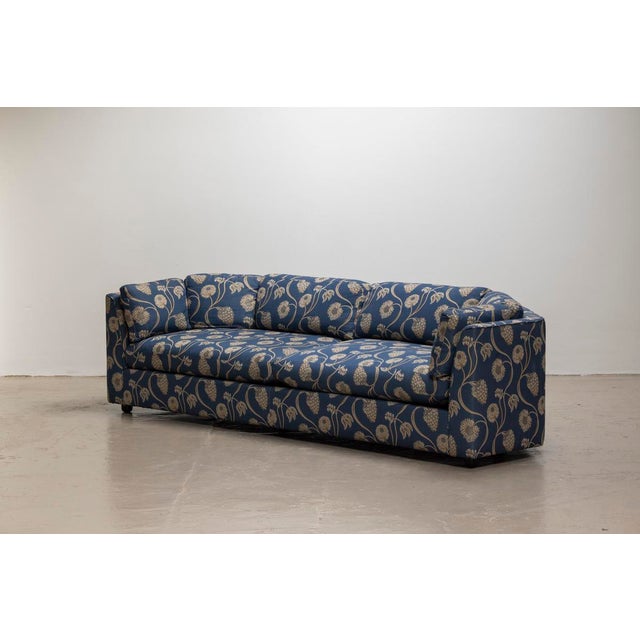 This spacious sofa combines a timeless elegance with maximalized comfort. The curved shape offers a cozy invitation to...