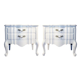 1950s Vintage White High-Gloss Lacquered French-Provincial Nightstands by Kroehler - a Pair For Sale