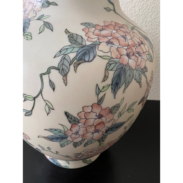 Lovely ceramic chinoiserie floral vase Beautiful color and detail!