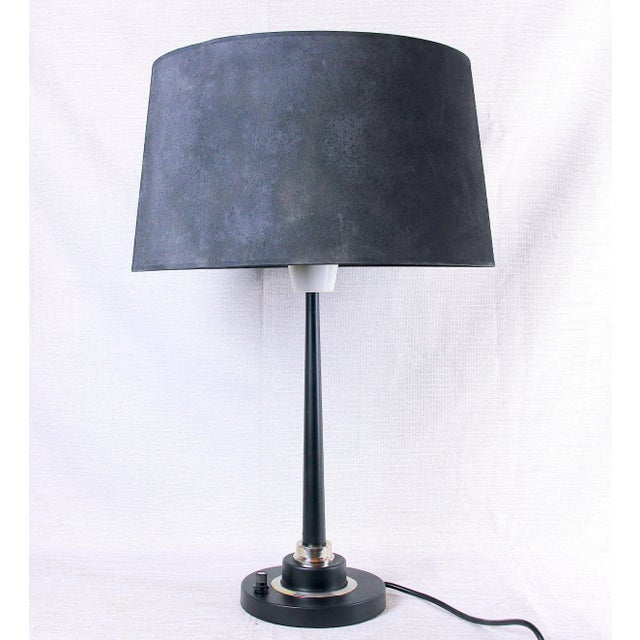 Very elegant Table Lamp, attributed to Arlus, end of Mid-Century, edited in France. Black foot with brass elements, white...