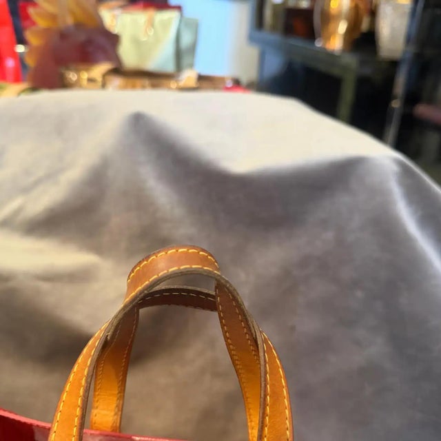 A 2004 Louis Vuitton Red Vernis Patent Leather and Vachetta Reade Hand-Bag For Sale - Image 9 of 18