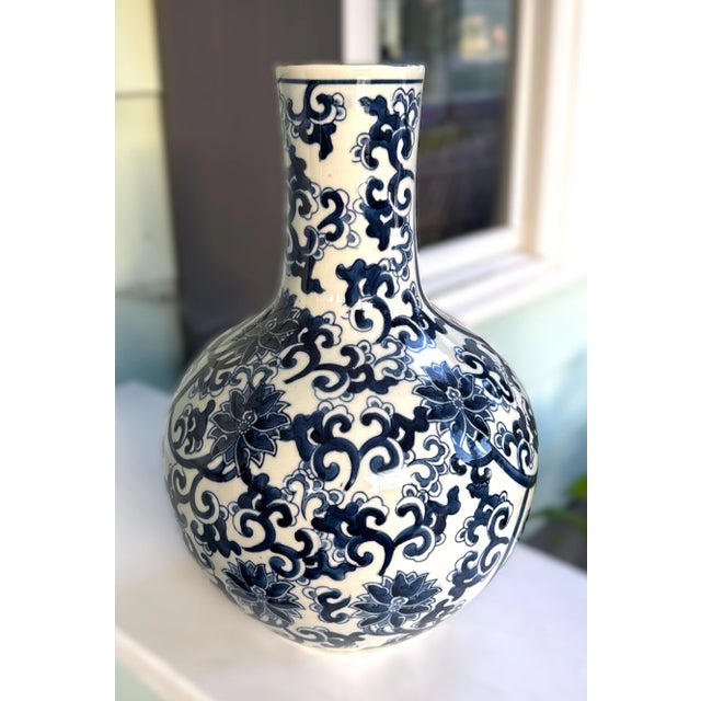 Vintage Blue and White Chinese Baluster Vase For Sale In New York - Image 6 of 8