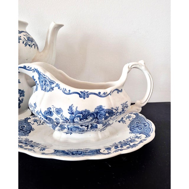 Vintage English Windsor Blue & White Ceramic Teapot & Gravy Boat Set from Ridgway, 1960s, Set of 2 For Sale - Image 4 of 5