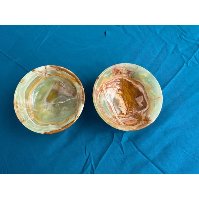 This is a beautiful pair of onyx bowls. These 4" diameter bowls 1.5" in height.
