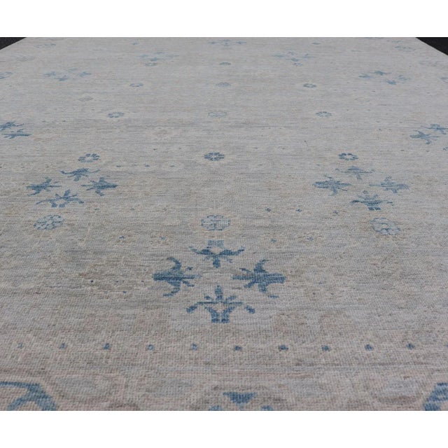 Abstract Modern All-Over Floral Oushak With Light Gray Background and Neutral Colors For Sale - Image 3 of 12