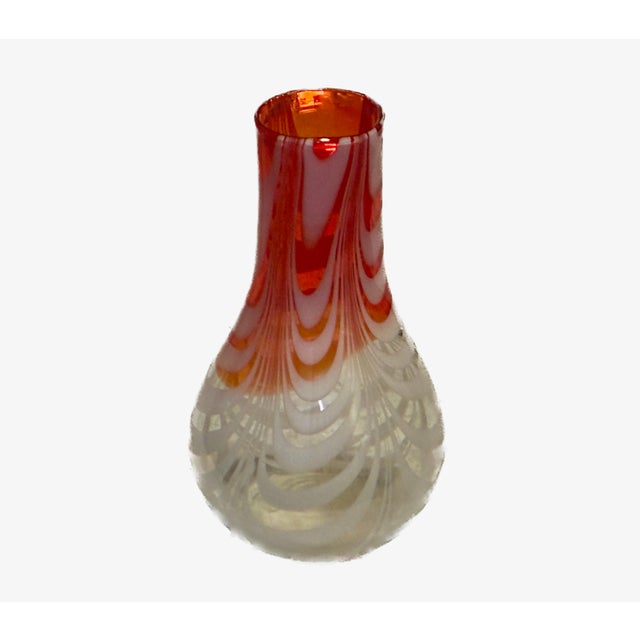 1970s Vintage Hand-Blown Pulled-Feather Studio Art Glass Vase (14") For Sale - Image 5 of 8
