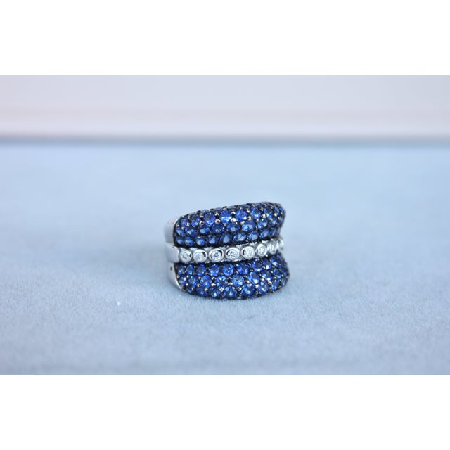Round Diamond Bezel Set Blue Sapphire Pave Set 18 Karat White Gold Unique Ring, Size 7 For Sale In Washington DC - Image 6 of 14